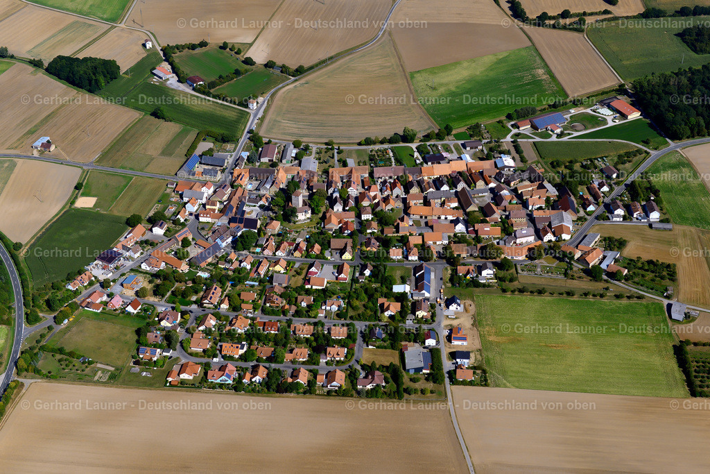3650333 | ERLACH 31.08.2016 Landwirtschaftliche Nutzflächen und Feldgrenzen  umsäumen das Siedlungsgebiet des Dorfes in Erlach im Bundesland Bayern, Deutschland // Agricultural land and field boundaries surround the settlement area of the village  in Erlach in the state Bavaria, Germany Foto: Gerhard Launer