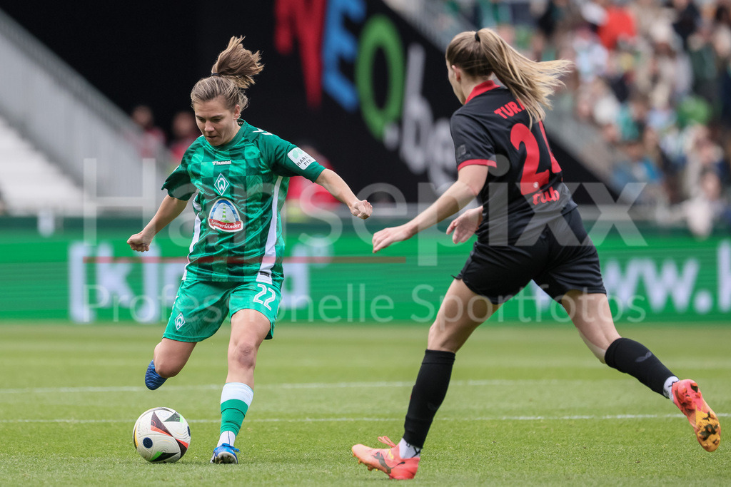 Fussball, Google Pixel Frauen-Bundesliga, SV Werder Bremen - Bayer 04 Leverkusen | v.li.: Rieke Dieckmann (SV Werder Bremen, 22) und Lilla Turanyi (Bayer 04 Leverkusen, 24) im Zweikampf, Duell, Dynamik, Aktion, Action, Spielszene, DIE DFB-RICHTLINIEN UNTERSAGEN JEGLICHE NUTZUNG VON FOTOS ALS SEQUENZBILDER UND/ODER VIDEOÄHNLICHE FOTOSTRECKEN. DFB REGULATIONS PROHIBIT ANY USE OF PHOTOGRAPHS AS IMAGE SEQUENCES AND/OR QUASI-VIDEO.