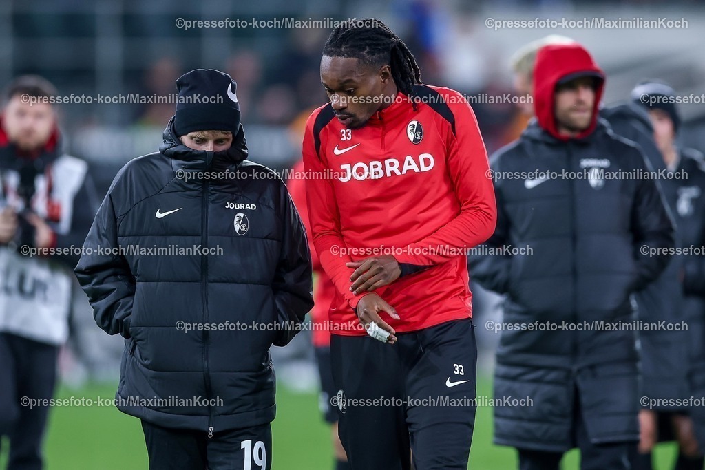 BMG05102502197 | 05.10.2025, Fußball, Borussia Mönchengladbach - SC Freiburg, 1. Fußball Bundesliga, Borussia-Park, Saison 2025 2026: Niklas Beste&nbsp;(SC Freiburg #19) neben Jordy Makengo&nbsp;(SC Freiburg #33) DFB regulations prohibit any use of photographs as image sequences and or quasi-video.