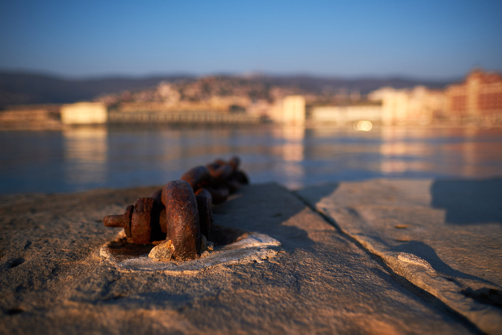 Blick von der Molo Audace, Anlegeplatz mit rostiger Kette | Triest, Austria - March 10, 2022: Blick von der Molo Audace, Anlegeplatz mit rostiger Kette - Realisiert mit Pictrs.com