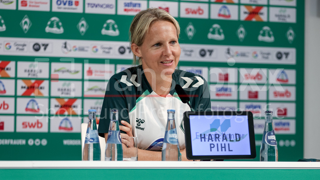 Fussball, Google Pixel Frauen-Bundesliga, Vorstellung Trainerin SV Werder Bremen | Friederike Kromp (Fritzy Kromp, Trainerin, Cheftrainerin, SV Werder Bremen) bei ihre Vorstellung als neue Trainer der Frauen, Frauenmannschaft des SV Werder Bremen, Portrait, Nahaufnahme, Einzelfoto, Einzelbild, DIE DFB-RICHTLINIEN UNTERSAGEN JEGLICHE NUTZUNG VON FOTOS ALS SEQUENZBILDER UND/ODER VIDEOÄHNLICHE FOTOSTRECKEN. DFB REGULATIONS PROHIBIT ANY USE OF PHOTOGRAPHS AS IMAGE SEQUENCES AND/OR QUASI-VIDEO.