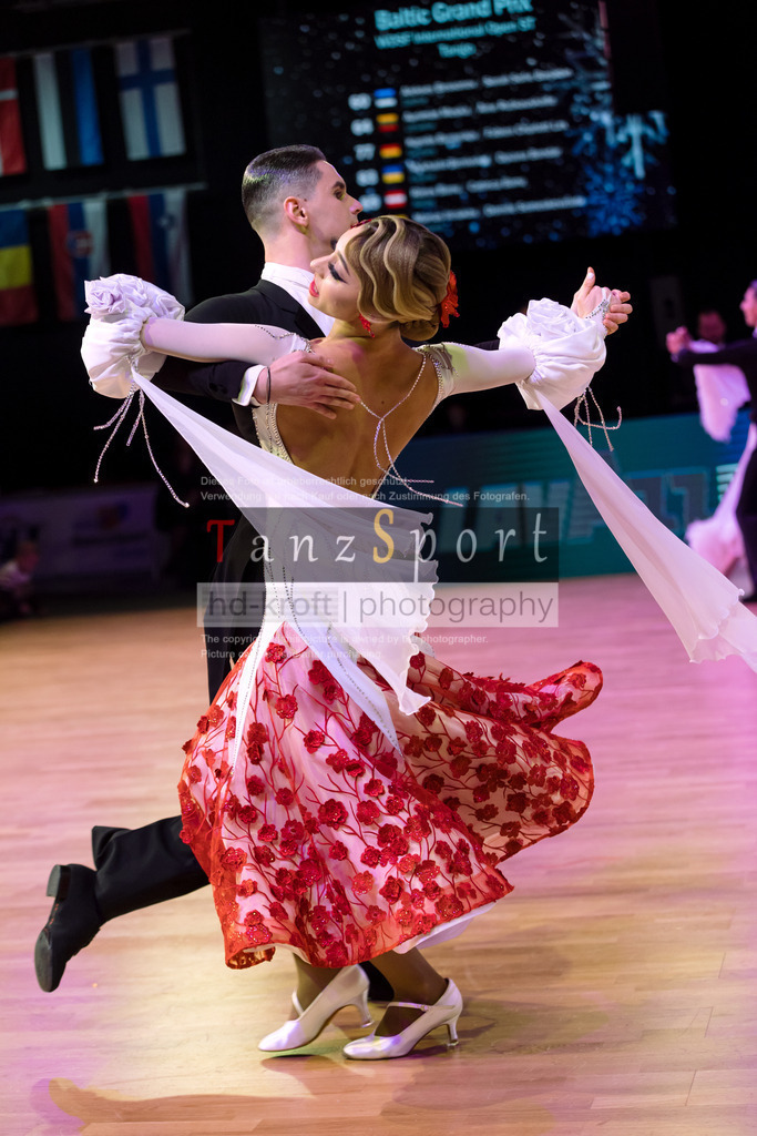 20241215_WDSF_Int_Open_Std-Riga-9825 | Tanzsportbilder, Standardtanz, Lateintanz, WDSF, DTV, LTVB, dancecomp, goc, hessen tanzt, blaues band der spree, walzer, tango, wiener walzer, slowfox, quickstepp, samba, rumba, cha-cha-cha, paso doble. jive, hd-kroft photography, turniertanzsport