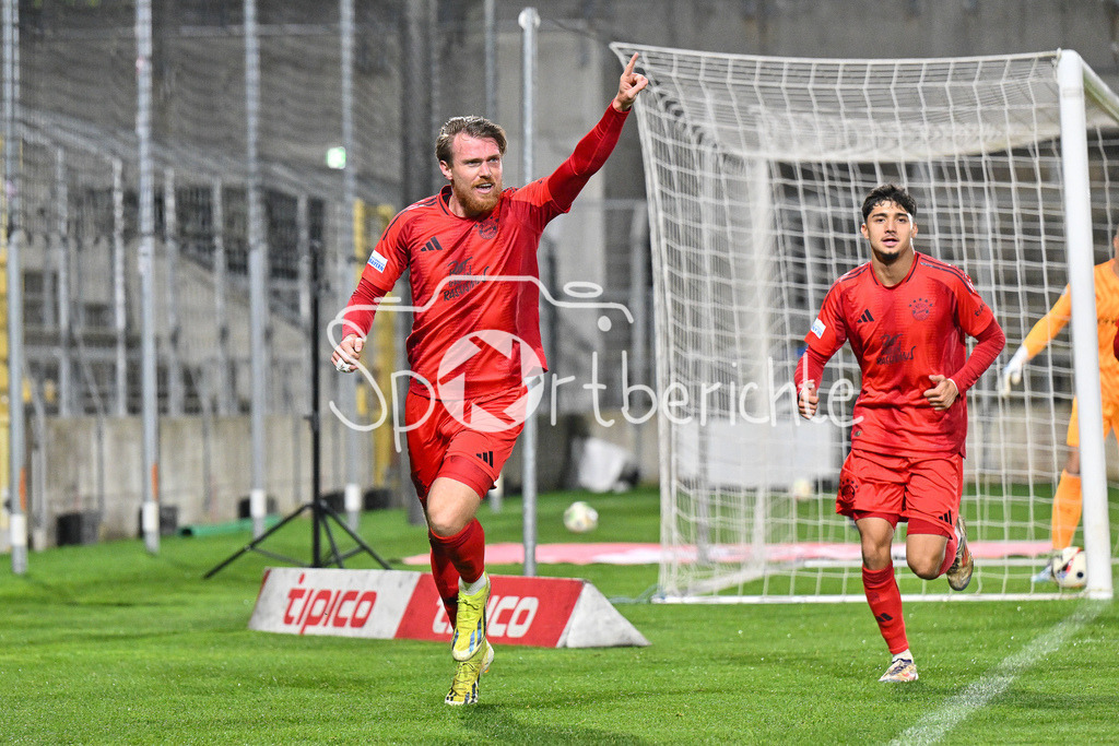 FC Bayern Amateure - SpVgg Greuther Fürth II | Jubel nach dem Treffer zum 1-0 durch Steve BREITKREUZ (FC Bayern München II #5) / Tor / Freude / Torschuetze / Regionalliga Bayern: FC Bayern Muenchen II - SpVgg Greuther Fuerth II, Gruenwalder Stadion am am 29.10.2024