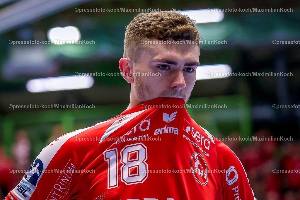 BHC18122501135 | 18.12.2025, Handball, Viertelfinale DHB-Pokal, Bergischer HC - MT Melsungen, Unihalle Wuppertal: Florian Drosten (Melsungen #18) beißt Enttäuscht in sein Trikot 