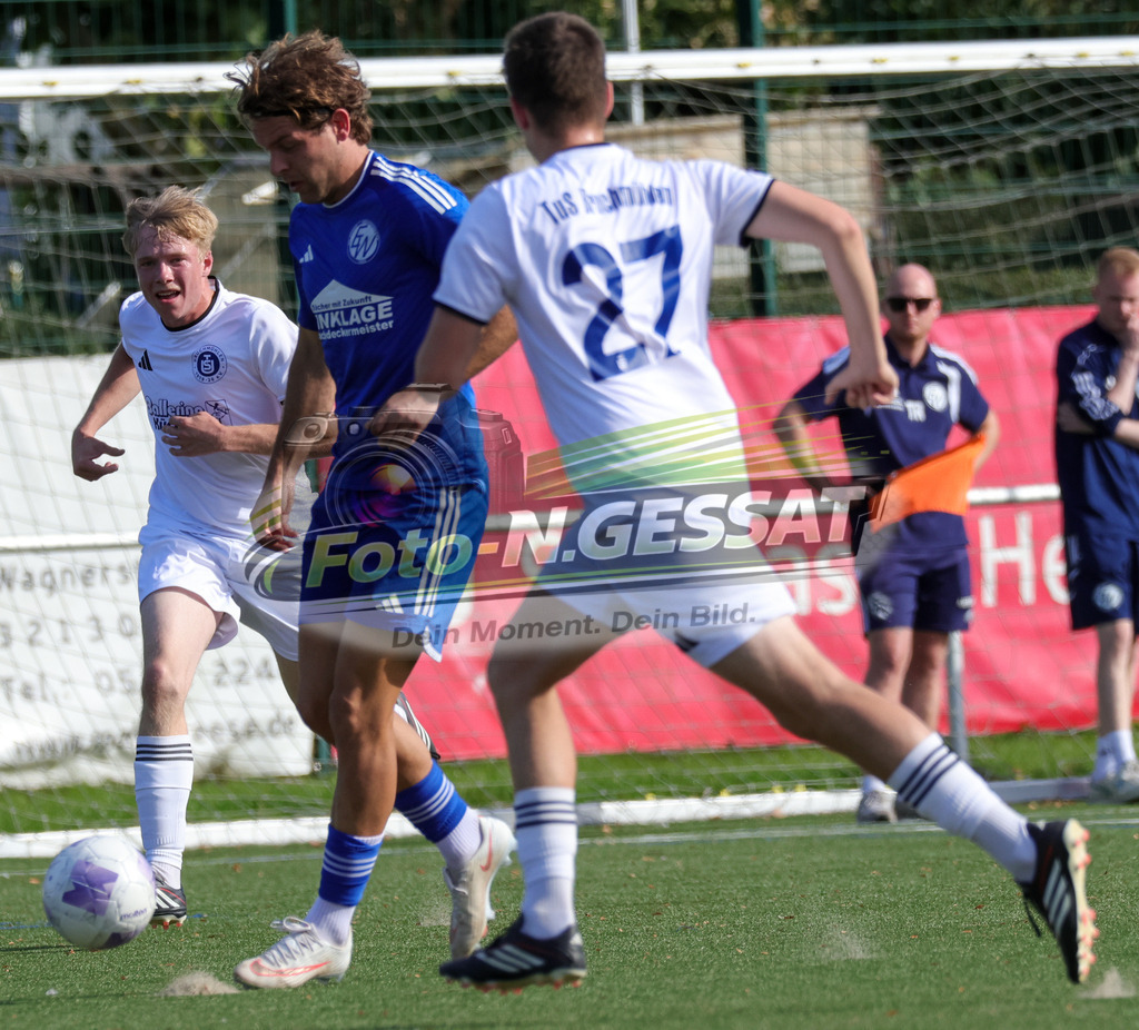 SV Enger-Westerenger - TuS Bruchmühlen | Auf dem Bild zu sehen: blau SV Enger-Westerenger: Mirco Henseler ; weiß TuS Bruchmühlen v.l.: Fynn Torben Wegener, Anakin Zimens  SV Enger-Westerenger, TuS Bruchmühlen, Saison 26/27, Kreisliga A, Enger, Deutschland - Realisiert mit Pictrs.com
