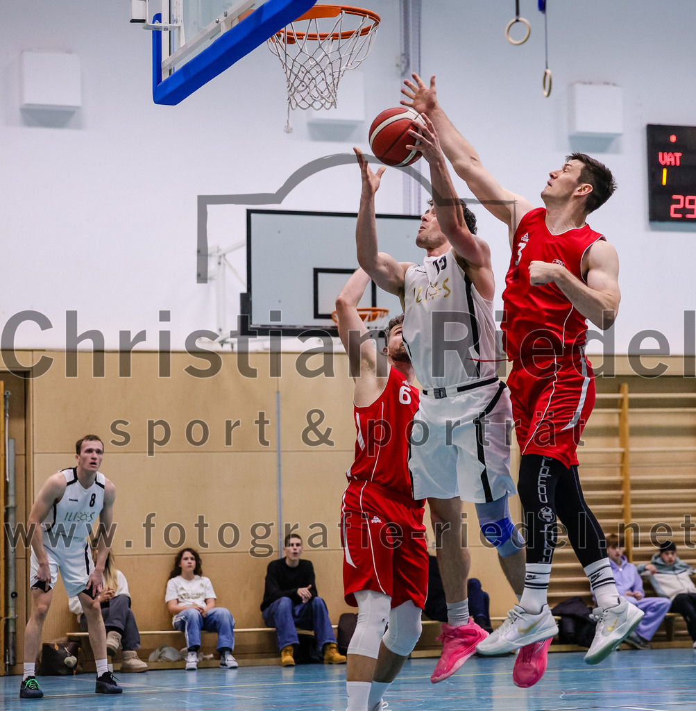 2025-12-06_076_TSV_Vaterstetten_gegen_MTV_1879_Muenchen | Vaterstetten, Deutschland, 06.12.2025:Basketball, 2. Regionalliga Süd 2025 / 2026, 9. Spieltag, TSV Vaterstetten gegen MTV 1879 München, Endergebnis: 58:83Nick Amon Amonsen (MTV 1879 München, #6), Leon Gottlöber (TSV Vaterstetten, #15), Julius Christoph Haag (MTV 1879 München, #3)Foto: Christian Riedel / fotografie-riedel.net