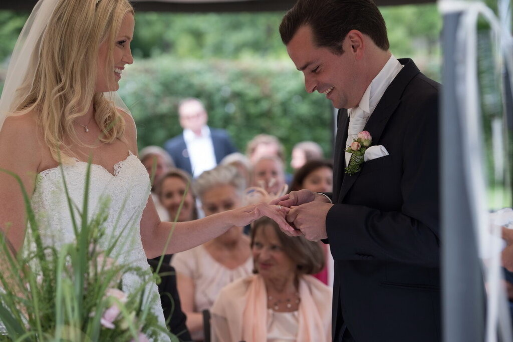 Hochzeit_Trauung_197 | Mein Name ist Arkadius. Ich fotografiere Ihre Hochzeit in Frankfurt und im Umkreis von 200 km. Als Fotograf bin ich noch bekannt im Bereich Business- und Modefotografie.