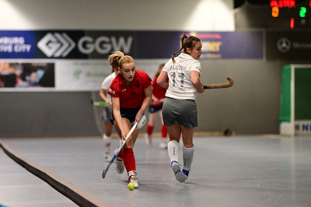 Hockey I Frauen I Saison 2025-2026 I Regionalliga Nord I 9. Spieltag I Der Club an der Alster 2 - LBV Phönix Lübeck | Annabelle Sternberg (5, LBV Phönix Lübeck) Lisa Altenburg (11, Der Club an der Alster 2) - Realisiert mit Pictrs.com