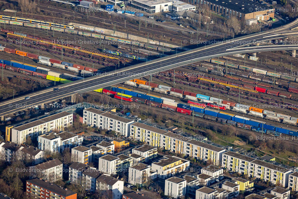 Luftbild Neuss-9002 | Luftbildfotografie Schienen- und Gleisstrecken auf den Abstellgleisen und Rangierstrecken des Rangierbahnhofes und Güterbahnhof an der Brücke an der Fesserstraße in Neuss im Bundesland Nordrhein-Westfalen, Deutschland - Realized with Pictrs.com