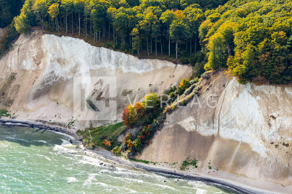 Wandbild-Kreidefelsen-Herbst-Luftbild-Ostsee-FOCO5560 | Luftaufnahme der massiven Kreidefelsen auf der Insel Rügen im Herbst - Realisiert mit Pictrs.com
