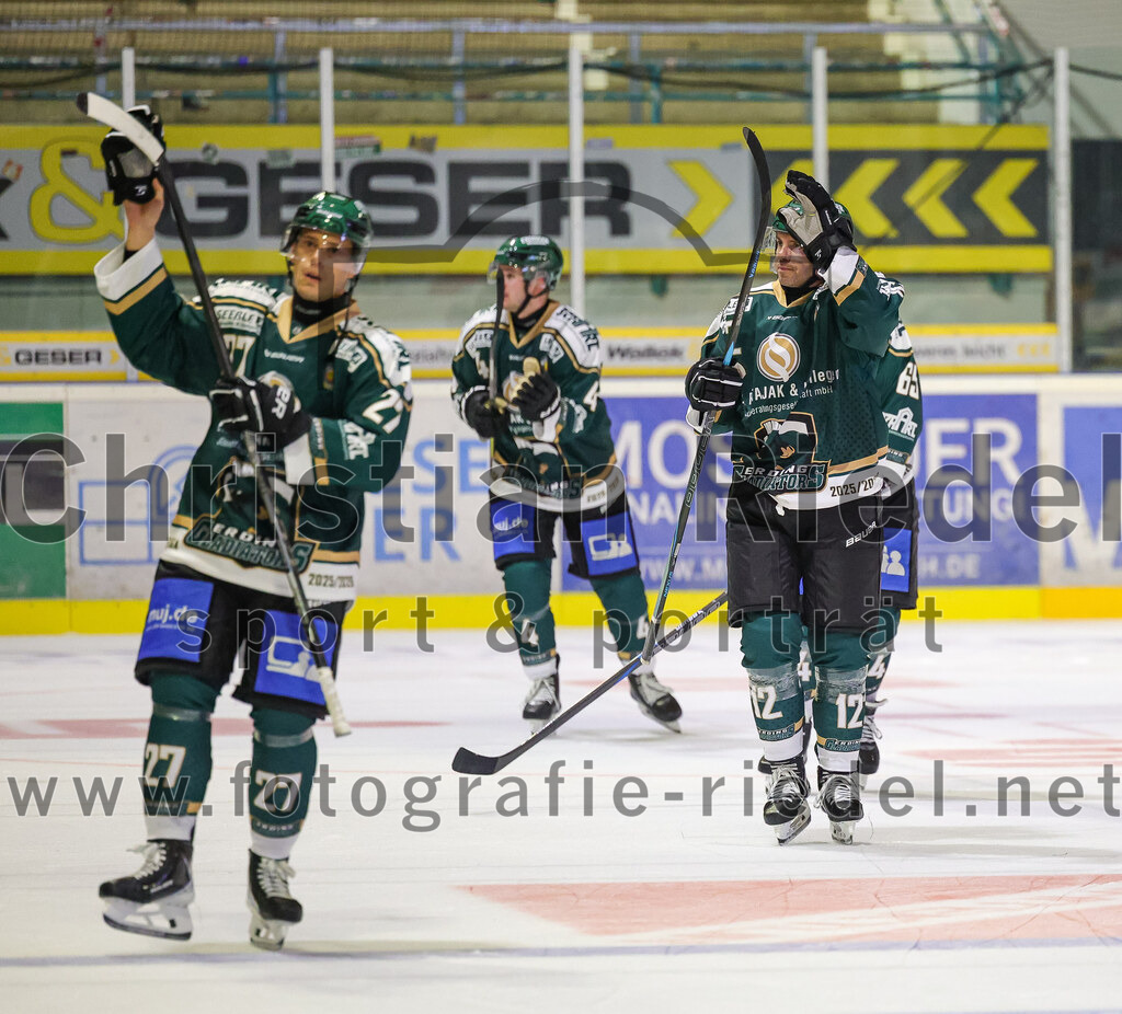2025-08-22_166_TSV_Erding_gegen_EV_Fuessen | Erding, Deutschland, 22.08.2025:Eishockey, Oberliga Süd 2025 / 2026, Testspiel, TSV Erding gegen EV Füssen, Endergebnis: 1:4Mark Waldhausen (Erding Gladiators, #27), Thomas Brandl (Erding Gladiators, #11)Foto: Christian Riedel / fotografie-riedel.net