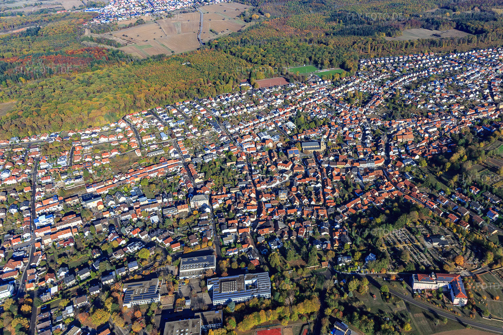 Luftbild: Ortsansicht aus Süden mit Kirche St. Cäcilia in Östringen im Bundesland Baden-Württemberg in Deutschland. Foto: IMG_112242.jpg vom 02.11.2018 durch Werner Riehm/FLY-FOTO.de