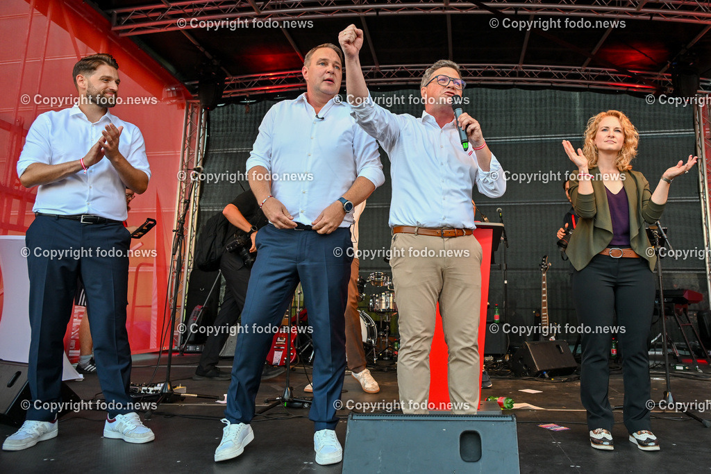 SPOe-Wahlkampfauftakt zur Nationalratswahl 2024_ 29.08.2024-67 | 29.08.2024, Linz, AUT, SPOE Wahlkampfauftakt zur Nationalratswahl 2024 in Linz im Bild Florian Koppler (SP, Landesgeschaeftsfuehrer SPOE OOE), Andi Babler (SP, Bundesparteivorsitzender, Spitzenkandidat SPOe), Michael Lindner (SP, Landesrat, Landesparteivorsitzender SPOe Ooe), Eva-Maria Holzleitner (SP, Nationalraetin, Spitzenkandidatin für OOe)