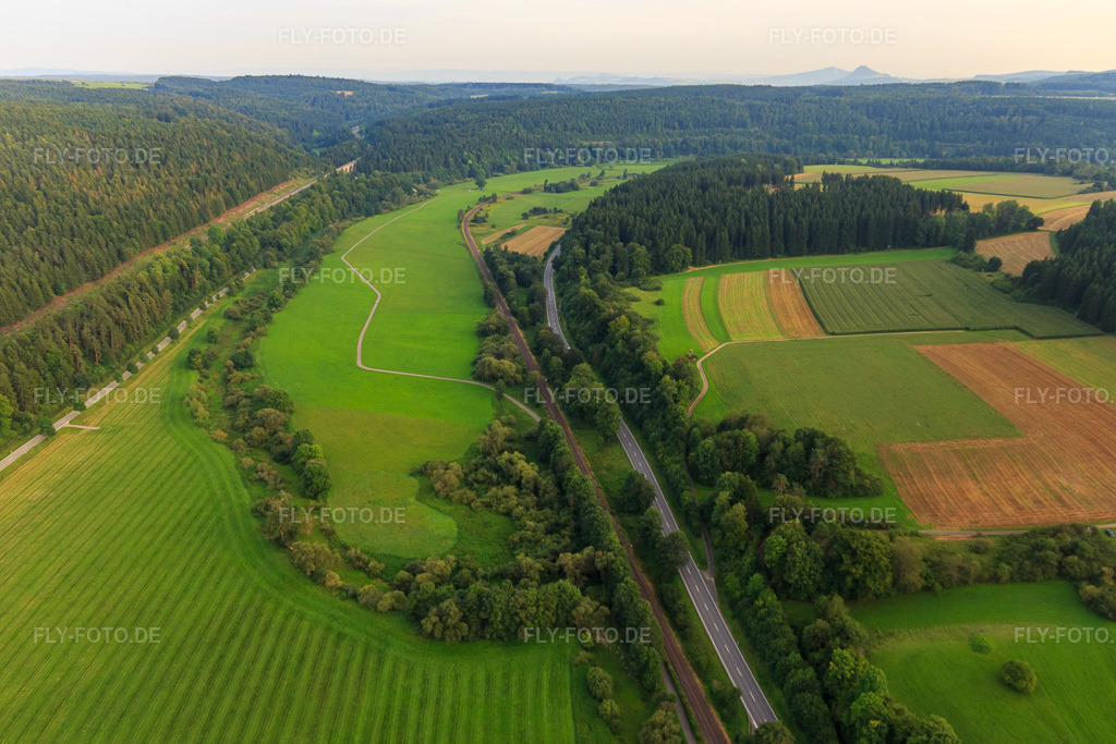 Luftbild: Donauradweg im Ortsteil Möhringen in Tuttlingen im Bundesland Baden-Württemberg in Deutschland. Foto: IMG_102759.jpg vom 25.08.2017 durch Werner Riehm/FLY-FOTO.de