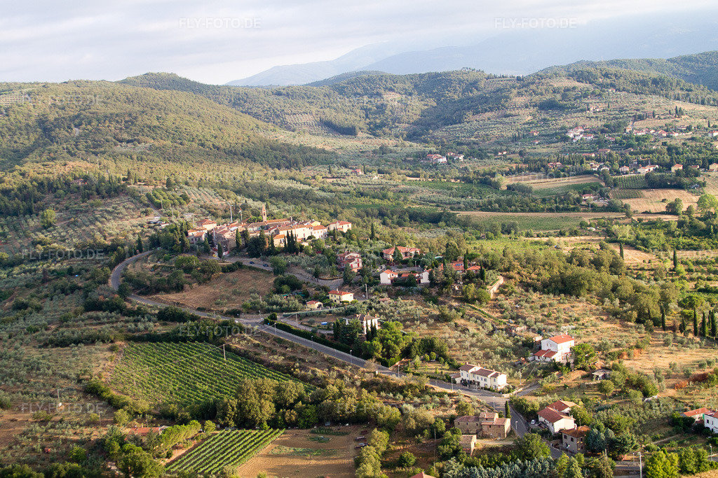Luftbild: Ortsansicht in Viciomaggio im Bundesland Toscana in Italien. Foto: IMG_43586.jpg vom 27.07.2011 durch Werner Riehm/FLY-FOTO.de