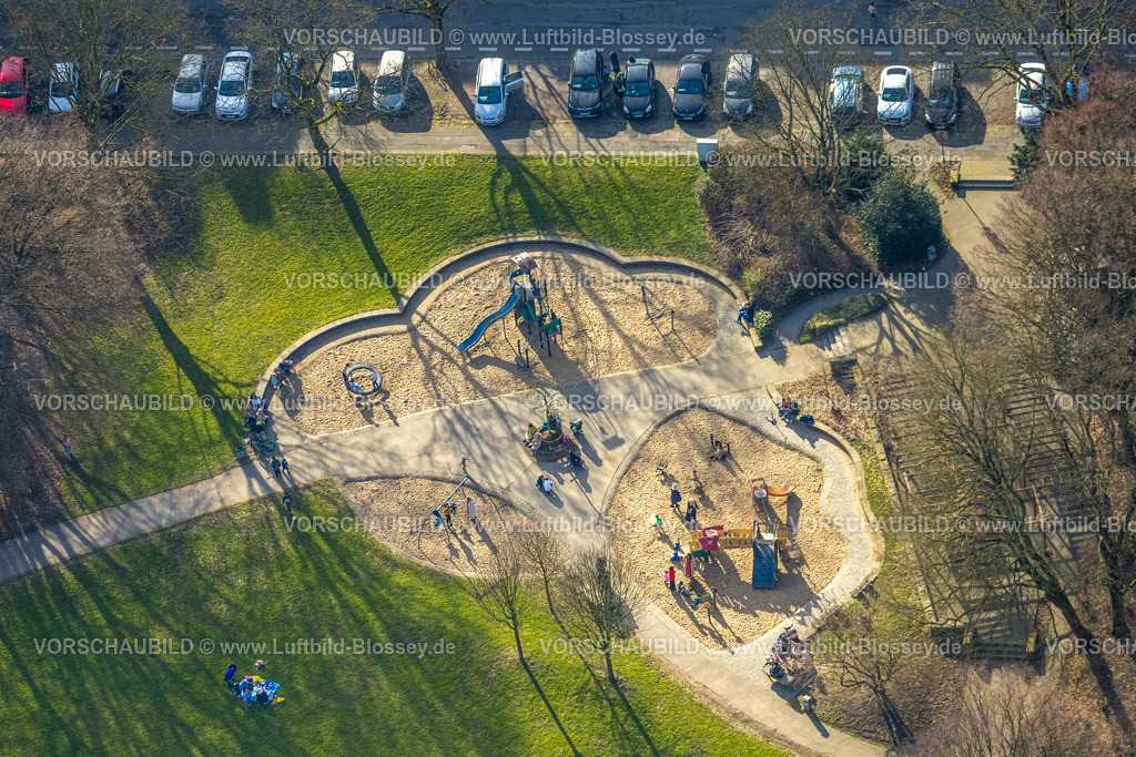 Bottrop250202587Mitte | Luftbild, Ehrenpark Spielplatz am Ehrenplatz, spielende Kinder und ihre Eltern, Altstadt, Bottrop, Ruhrgebiet, Nordrhein-Westfalen, Deutschland
