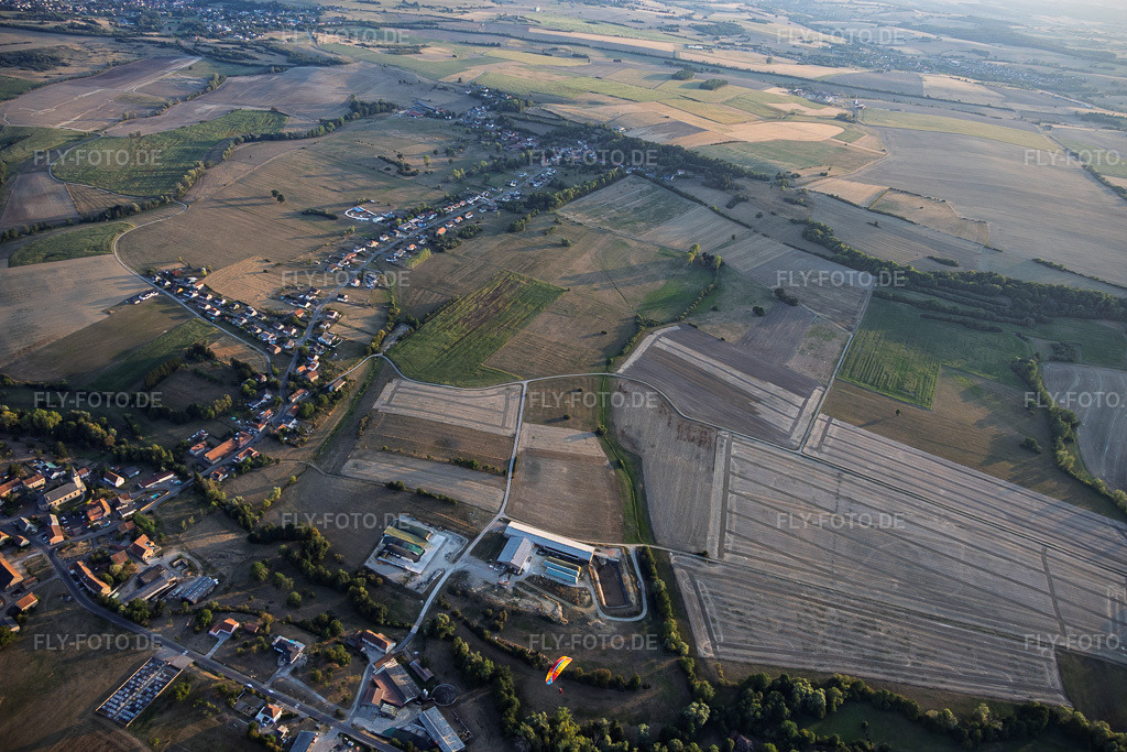 Luftbild: Ortsansicht von Nordosten in Bettviller im Bundesland Moselle in Frankreich. – Foto: IMG_158746.jpg vom 14.08.2026 durch Werner Riehm/FLY-FOTO.de – Auflösung des Originals: 6000 x 4000 px