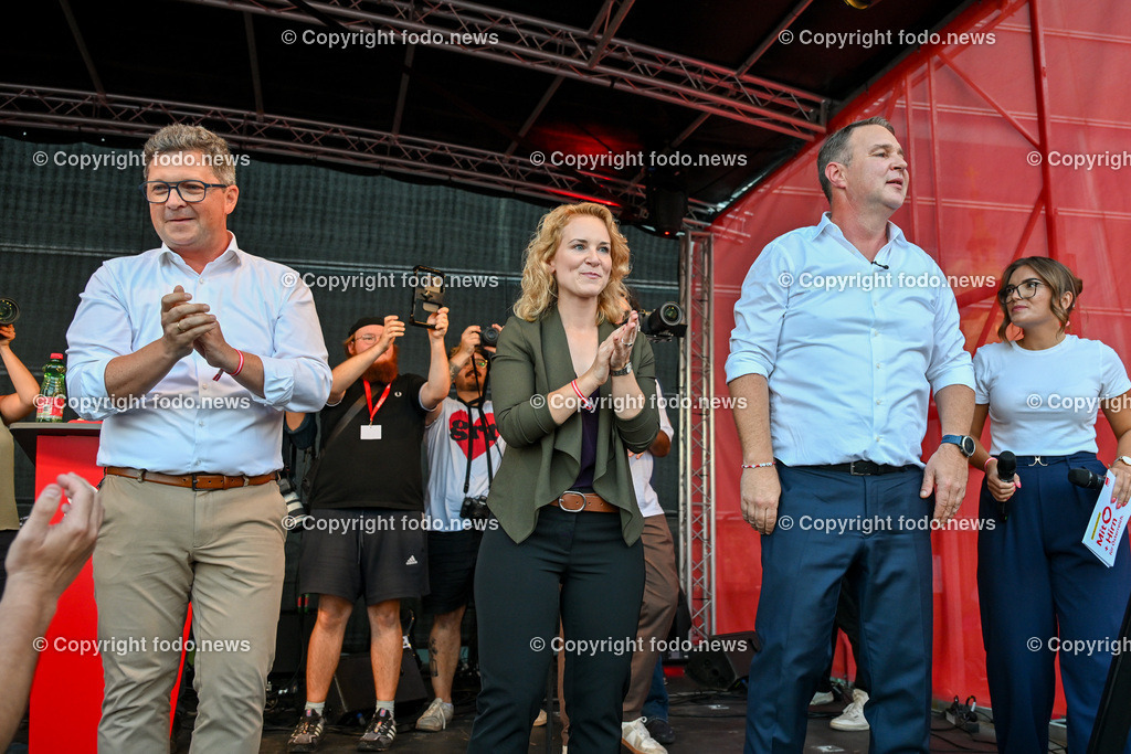 SPOe-Wahlkampfauftakt zur Nationalratswahl 2024_ 29.08.2024-64 | 29.08.2024, Linz, AUT, SPOE Wahlkampfauftakt zur Nationalratswahl 2024 in Linz im Bild Michael Lindner (SP, Landesrat, Landesparteivorsitzender SPOe Ooe), Eva-Maria Holzleitner (SP, Nationalraetin, Spitzenkandidatin für OOe), Andi Babler (SP, Bundesparteivorsitzender, Spitzenkandidat SPOe)