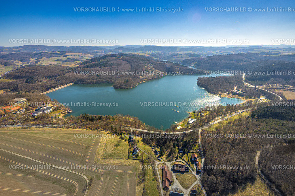 Meschede250304792 | Luftbild, Hennesee Hennetalsperre mit Staumauer, Waldgebiet und Hügellandschaft, Berghausen, Meschede, Sauerland, Nordrhein-Westfalen, Deutschland