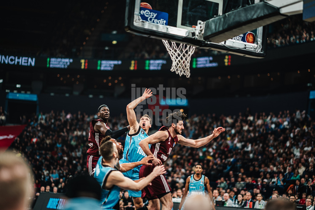 Basketball | Männer | Saison 2023/2024 | easyCredit Basketball Bundesliga | Veolia Towers Hamburg vs. FC Bayern München | 26.03.2024 | Brae Ivey (#8, Veolia Towers Hamburg) beim Korbleger, Isaac Bonga (#9 FC Bayern Basketball) hat das Nachsehen