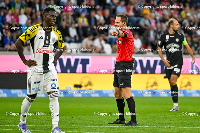 AUT, Admiral Bundesliga, LASK Linz vs SK Sturm Graz | 01.08.2025, Raiffeisen Arena Linz, AUT, Admiral Bundesliga, LASK Linz vs SK Sturm Graz, im Bild Ismaila Cheick Coulibaly (LASK), Schiedsrichter Harald Lechner zeigt auf den Elfmeterpunkt
