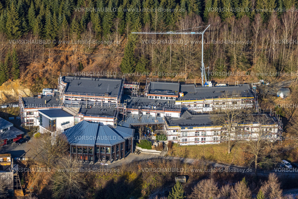 Meschede260104361 | Luftbild, Baumaßnahme Matthias-Claudius-Haus im Wald, Ferienstätte und Tagungsstätte der Diakonie, Baustelle und Renovierung mit Baukran und Gebäude mit Fassadengerüst, Eversberg, Meschede, Sauerland, Nordrhein-Westfalen, Deutschland