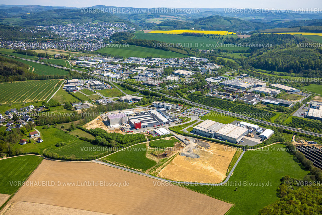 Meschede240506060 | Luftbild, Gewerbegebiet Enste mit Bürger-Solarpark
Fotovoltaik-Solarstromanlage, an der Autobahn A46, ITH Schraubtechnik | ITH Bolting Technology Maschinenbauunternehmen, Enste, Meschede, Sauerland, Nordrhein-Westfalen, Deutschland