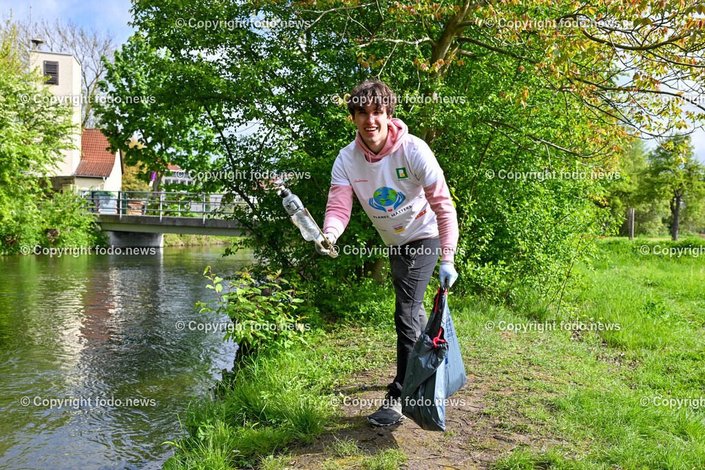 Traun_ VS Dyoniesen Muellsammeln_ 25.04.2024-13 | 24.04.2024, Traun, AUT, VS Dyonisen, im Bild VS Dyoniesen Muellsammeln mit Umweltaktivist Felix Kreiner