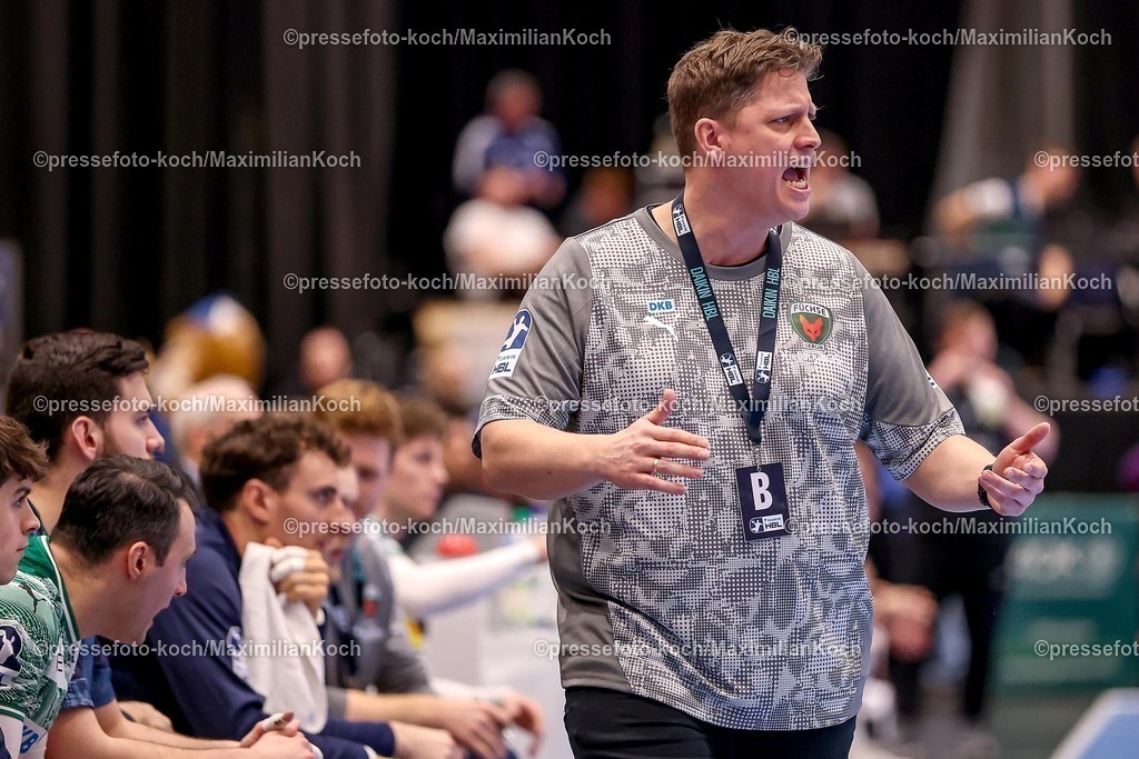 BHC22022601025 | 22.02.2026, Handball, HBL, Bergischer HC - Füchse Berlin, Mitsubishi Electric HALLE Düsseldorf: Nicolej Krickau (Füchse Berlin #hc) gestikulierend am Spielfeldrand  