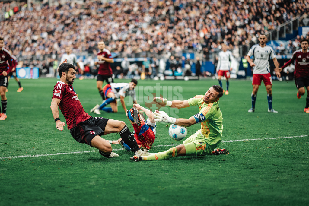 Fußball | Männer | Saison 2024/2025 | 2. Fußball-Bundesliga | 11. Spieltag | Hamburger SV vs. 1. FC Nürnberg | 03.11.2024 | v.l. Mahir Emreli (#30, 1. FC Nürnberg) gegen Daniel Heuer Fernandes (#1, HSV) Parade