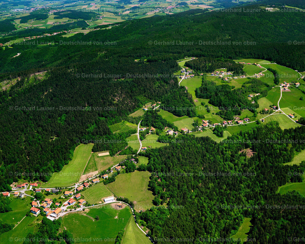 2724148 | STOCKING 19.05.2007 Landwirtschaftliche Nutzflächen und Feldgrenzen  umsäumen das Siedlungsgebiet des Dorfes in Stocking im Bundesland Bayern, Deutschland // Agricultural land and field boundaries surround the settlement area of the village  in Stocking in the state Bavaria, Germany Foto: Gerhard Launer