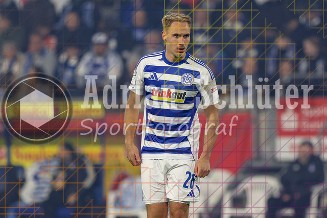MSV Duisburg vs Rot-Weiss Essen - 3. Liga | Duisburg, Deutschland, 26.10.25:   Florian Krüger (MSV Duisburg) schaut waehrend des Spiels der 3. Liga MSV Duisburg vs Rot-Weiss Essen in der schauinsland-reisen-arena(Foto von Brauer-Fotoagentur / Adrian Schlueter)