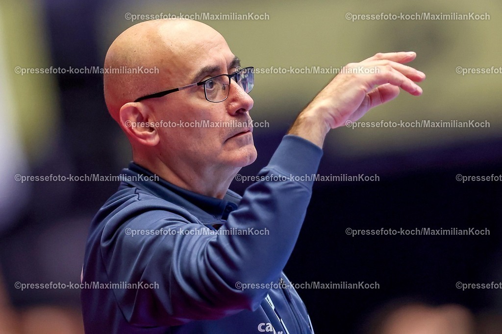 EHF15012601037 | 15.01.2026, Handball, Men's EHF EURO 2026, Spanien - Serbien, Jyske Bank Boxen in Herning, Dänemark, Preliminary Round: Headcoach Jordi Ribera Romans (Espania #hc) gestikulierend am Spielfeldrand  