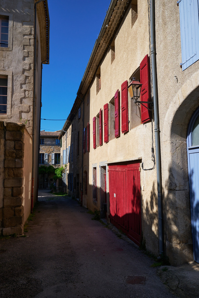 Detailaufnahme in der Gemeinde Lagrasse | Lagrasse, Frankreich - May 10, 2024: Detailaufnahme in der Gemeinde Lagrasse mit roten Fensterläden. - Realisiert mit Pictrs.com
