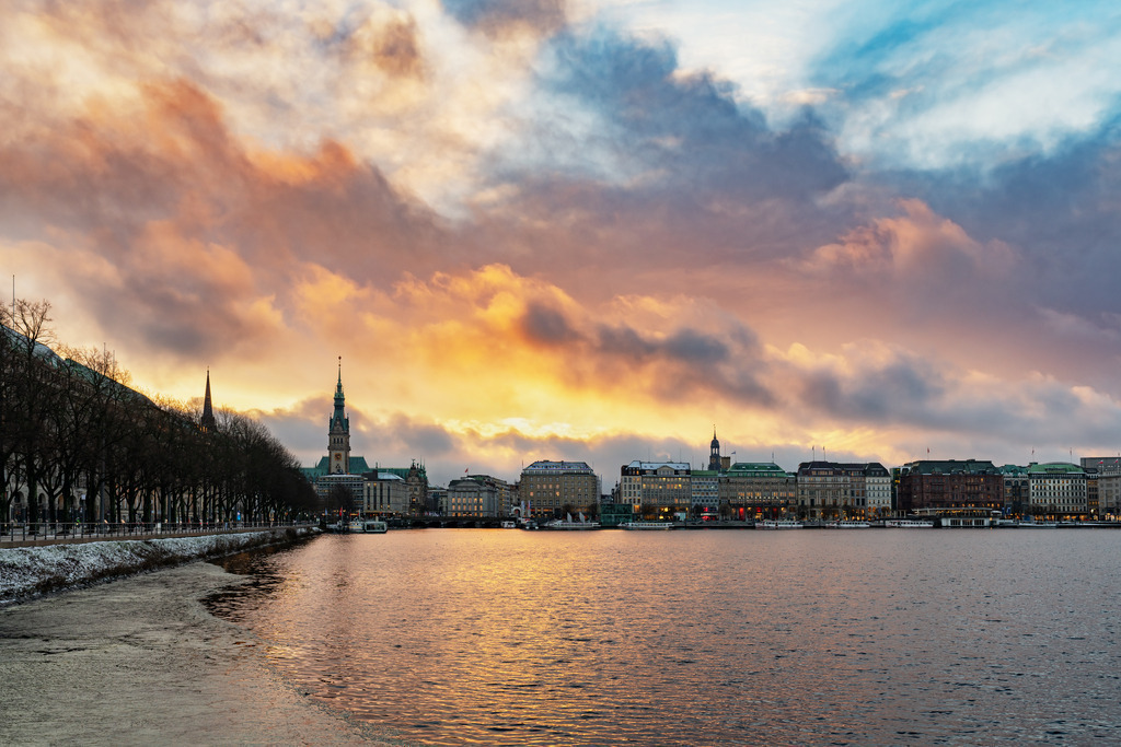 10240139 - Abendrot im Winter | Blick über die Binnenalster an einem winterlichen Abend.