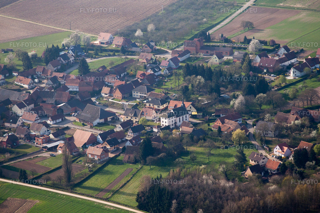 Vue aérienne: Vue de la ville à Soultz-sous-Forêts dans le département Bas Rhin, France. Photo: IMG_63804.jpg prise le 30/03/2014 par Werner Riehm/FLY-FOTO.eu – Résolution de l'original: 4270 x 2847 px