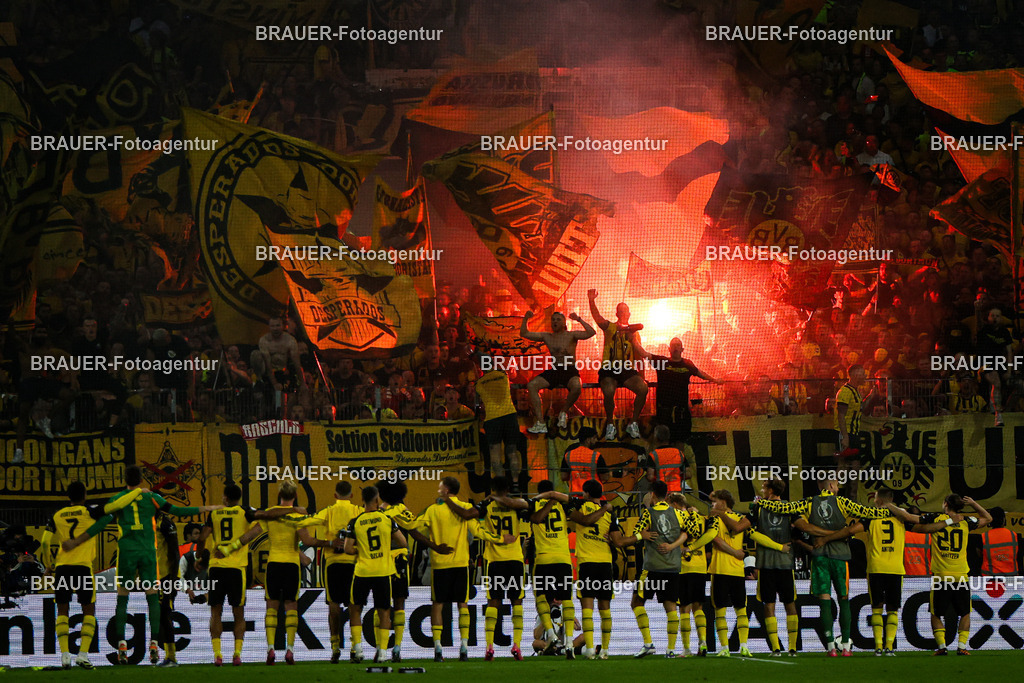 Rot-Weiss Essen - Borussia Dortmund | Essen, Deutschland, 18.08.2025Mannschaft von Borussia Dortmund feiert den Sieg mit den Fanswährend des DFB Pokal Spiels zwischen Rot-Weiss Essen- Borussia Dortmund im Stadion an der Hafenstraße am 18.08.2025 in Essen. (Foto von Timo Bluhmki-Schmidt/Brauer Fotoagentur