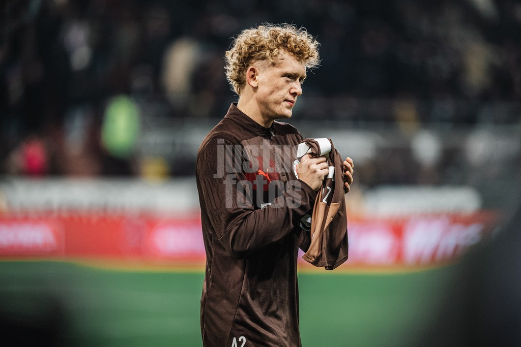 Fußball | Männer | Saison 2024/2025  | Fußball-Bundesliga | 12. Spieltag | FC St. Pauli vs. Holstein Kiel | 29.11.2024 | Marwin Schmitz (#42, FC St. Pauli) vor dem Spiel