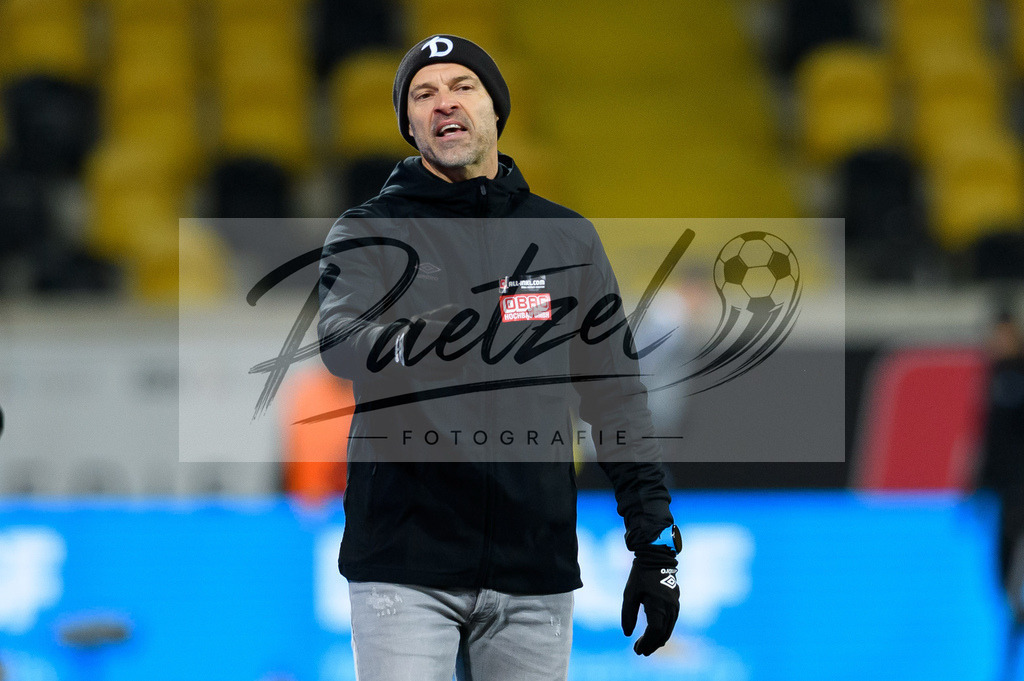 SGDHSV20220114_146 | Fussball, Herren: Trainer Alexander Schmidt (SG Dynamo Dresden) gestikuliert, Gestik bei dem Spiel der 2. Bundesliga zwischen SG Dynamo Dresden und Hamburger SV im Rudolf-Harbig-Stadion am 14.01.2022 in Dresden, Deutschland.DFB / DFL REGULATIONS PROHIBIT ANY USE OF PHOTOGRAPHS AS IMAGE SEQUENCES AND/OR QUASI-VIDEO. - Realisiert mit Pictrs.com