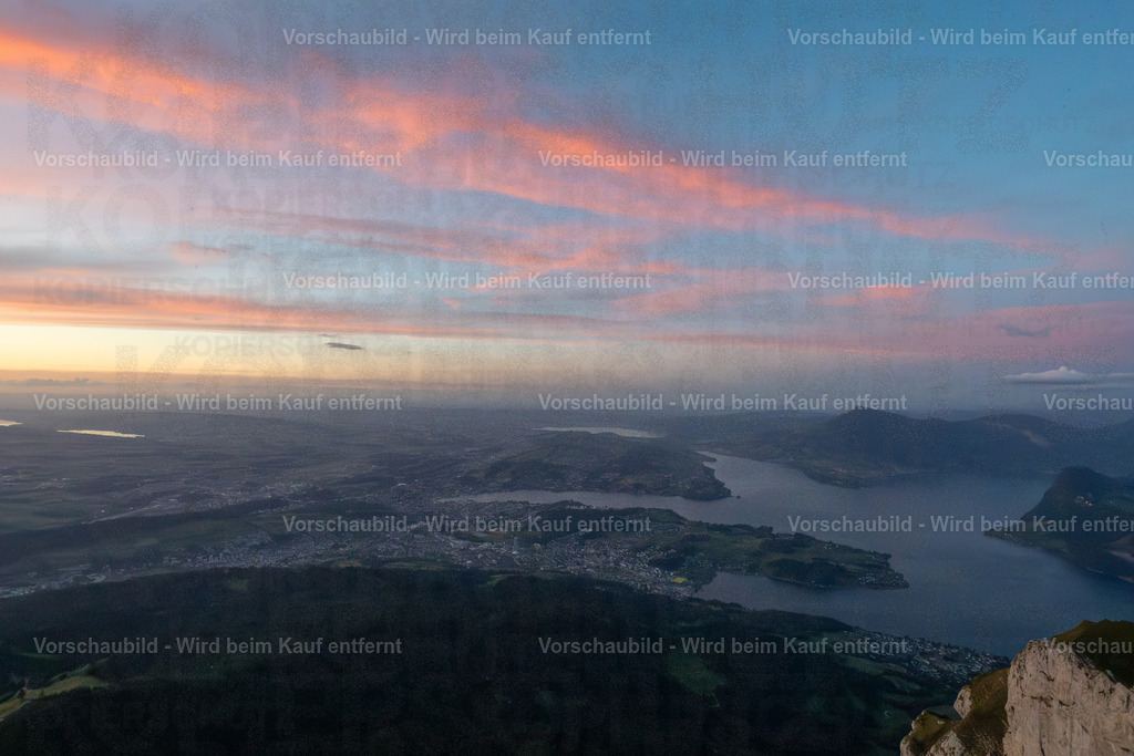 Sonnenuntergang auf dem Pilatus | Sonnenuntergang auf dem Pilatus mit warmem Abendlicht, leuchtenden Wolken und Blick über die Zentralschweiz. Eine ruhige Bergserie zwischen Fels, Himmel und letzter Tagesfarbe. - Realisiert mit Pictrs.com