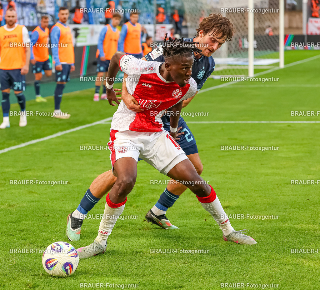 Rot-Weiss Essen - TSV 1860 München - 3.Liga | Essen, Deutschland, 01.08.2025Franci Bouebari (Rot-Weiss Essen) im Kampf um den Ball mit Tim Danhof  (1860 München)während des 3.Liga Spiels zwischen Rot-Weiss Essen- TSV 1860 München im Stadion an der Hafenstraße am 01.08.2025 in Essen. (Foto von Timo Bluhmki-Schmidt/ Brauer-Fotoagentur)