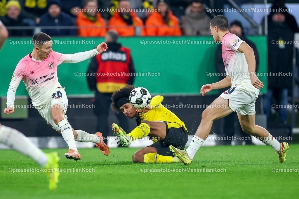 BVB02122501072 | 02.12.2025, Fußball, DFB-Pokal, Borussia Dortmund - Bayer 04 Leverkusen, Achtelfinale, Signal Iduna Park, Saison 2025 2026: Karim Adeyemi (BVB #27) im Zweikampf gegen  Alejandro Grimaldo (Bayer04 #20) und Ibrahim Maza (Bayer04 #30) DFB regulations prohibit any use of photographs as image sequences and or quasi-video.