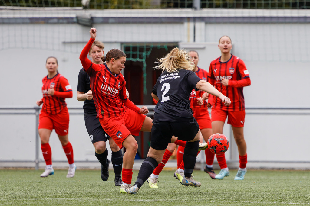 FCHHOH_251005_7806 | 1.FC Heidenheim 1846 II vs. SGM Hohenmemmingen/Sontheim, Fußball, Frauen, Bezirksliga, 2025/2026, 4. Spieltag, 05.10.2025 in Heidenheim, Kunstrasen b. Voith-Arena West(Foto: Michael Bulling) - Realisiert mit Pictrs.com