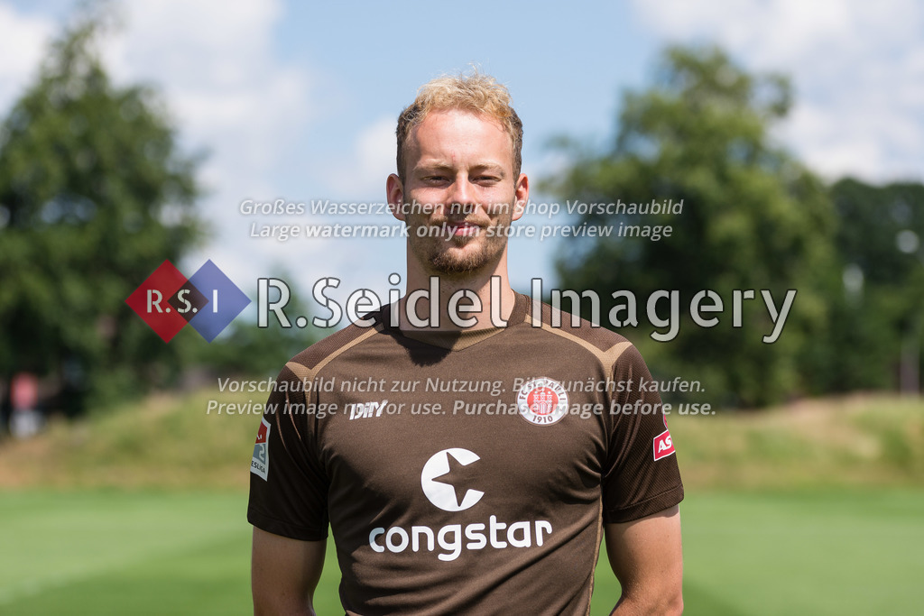 Fußball, Saison 2022/23, FC St. Pauli, Trainingszentrum/NLZ Kollaustraße (Hamburg), 28.06.2022, Fototermin | Carlo Boukhalfa (Mittelfeldspieler, #16)