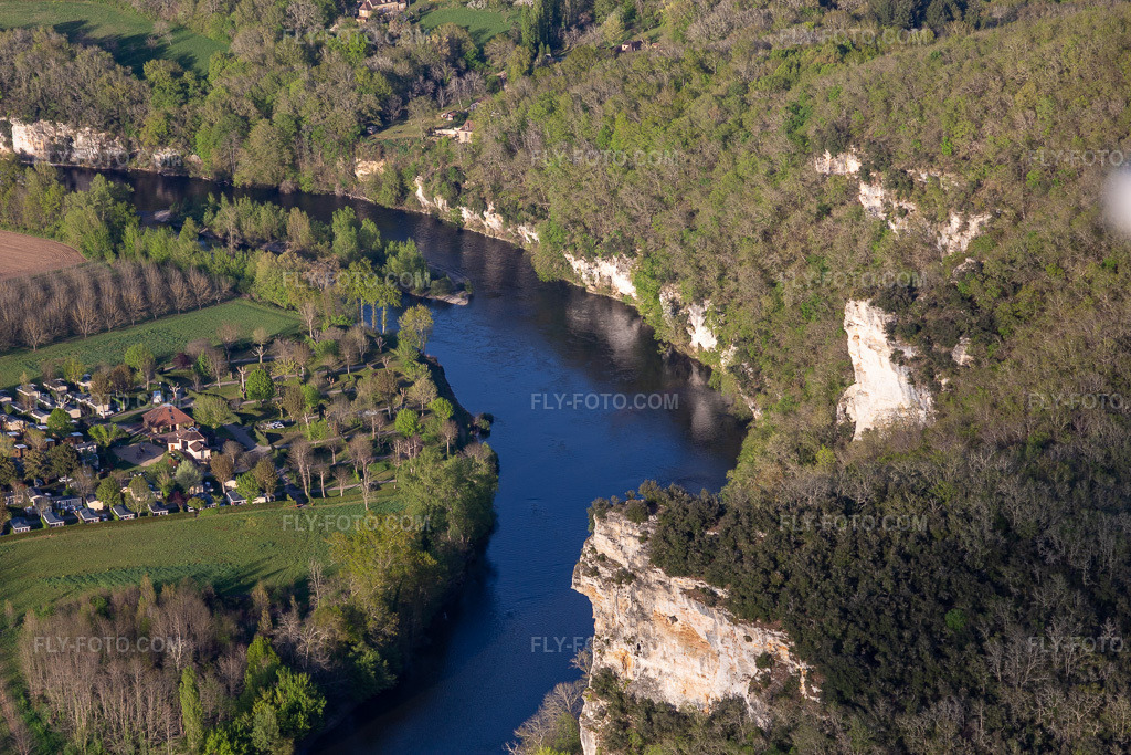 Aerial view: Camping Soleil-Plage on the Dordogne in Vitrac in the state Dordogne, France. – Photo: IMG_113581.jpg taken on 04/16/2019 by Werner Riehm/FLY-FOTO.com – Resolution of the original: 5472 x 3648 px