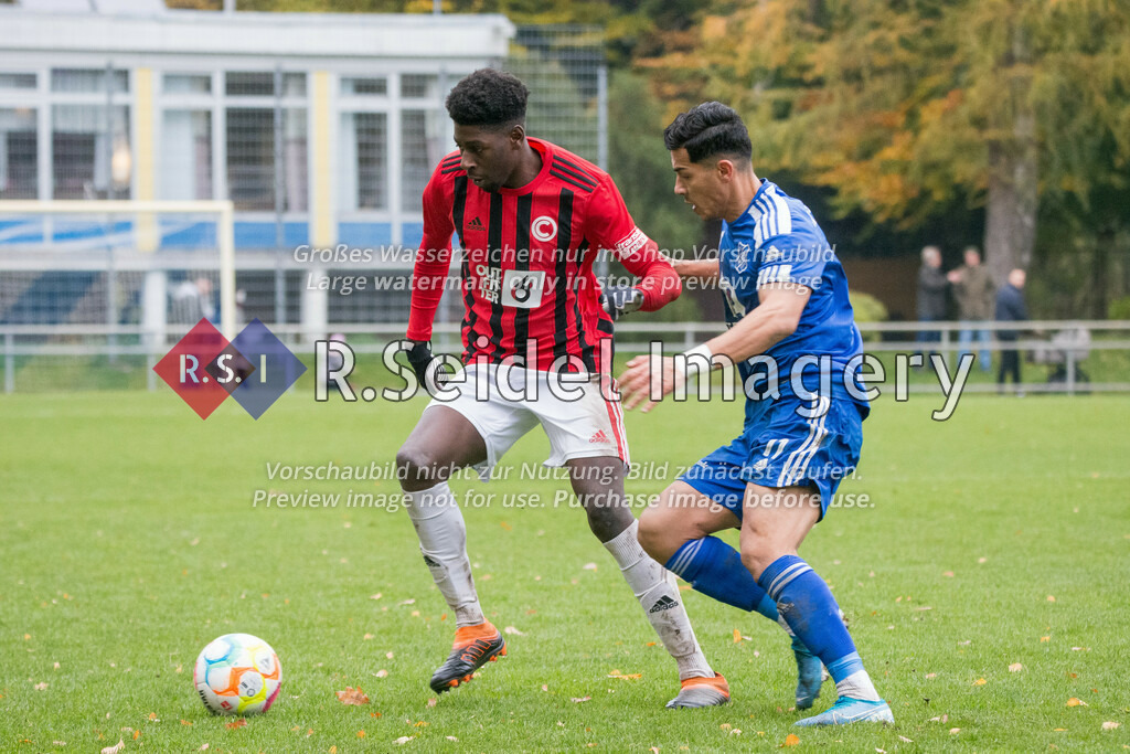 Fußball, Saison 2022/23, Oberliga Hamburg, WTSV Concordia Hamburg - Niendorfer TSV, Sportpark Hinschenfelde (Hamburg), 13.11.2022, 19. Spieltag | Amoah Enock Hartwig (#20, Concordia), Amir Ahmadi (#11, NTSV)