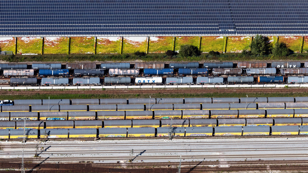 dr__0091107.jpg | MüNCHEN 23.09.2021 Schienen- und Gleisstrecken auf den Abstellgleisen und Rangierstrecken des Rangierbahnhofes und Güterbahnhof in München im Bundesland Bayern, Deutschland. // Marshalling yard and freight station in Munich in the state Bavaria, Germany. Foto: Daniel Reiter