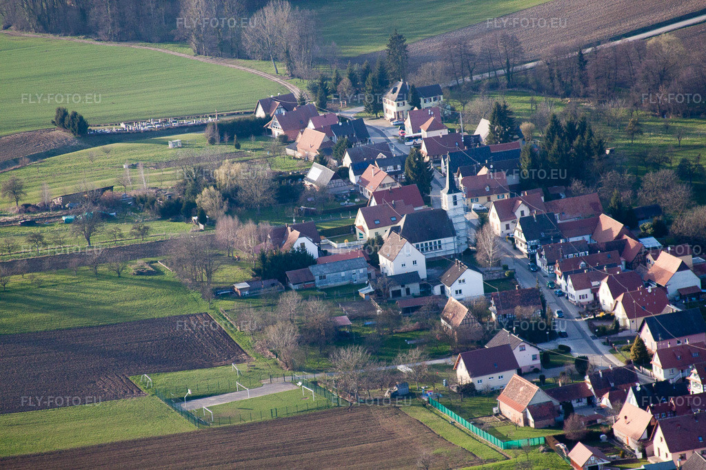 Vue aérienne: Vue de la ville à Bremmelbach dans le département Bas Rhin, France. Photo: IMG_38776.jpg prise le 20/03/2011 par Werner Riehm/FLY-FOTO.eu – Résolution de l'original: 4752 x 3168 px
