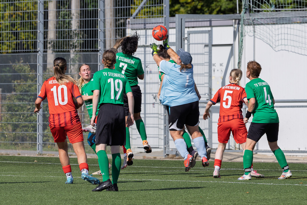FCHSTE_250921_3528 | 1.FC Heidenheim 1846 II vs. TV Steinheim, Fußball, Frauen, Bezirksliga, 2025/2026, 2.Spieltag, 21.09.2025 in Heidenheim, Kunstrasen b. Voith-Arena West(Foto: Michael Bulling) - Realisiert mit Pictrs.com