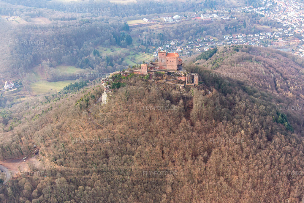 Luftbild: Burg Trifels in Annweiler am Trifels im Bundesland Rheinland-Pfalz in Deutschland. Foto: IMG_096496.jpg vom 02.02.2017 durch Werner Riehm/FLY-FOTO.de